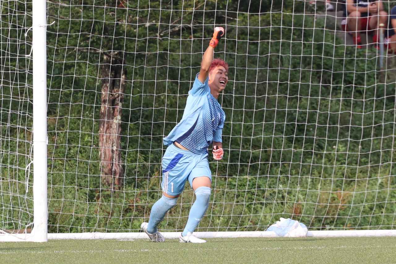 画像 : 4番目の画像 - 【写真】後半終了間際、菅原は途中出場に向けてセービングを練習。迎えたPK戦で2本をストップしてチームの危機を救った（写真◎石倉利英） - サッカーマガジンWEB