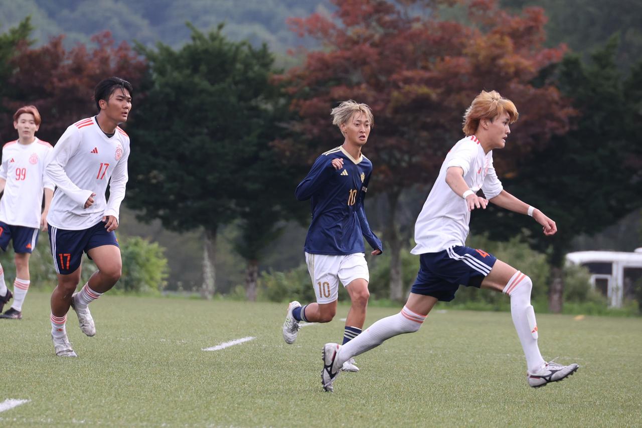 画像 : 16番目の画像 - 【写真】奥ヤマンチェスター夢テッ斗（赤）と早稲田大学稲穂キッカーズB（紺）、早稲田大学稲穂キッカーズA（紺）と立教大学サッカー愛好会A（白）などが対戦したラウンド16（写真◎石倉利英） - サッカーマガジンWEB