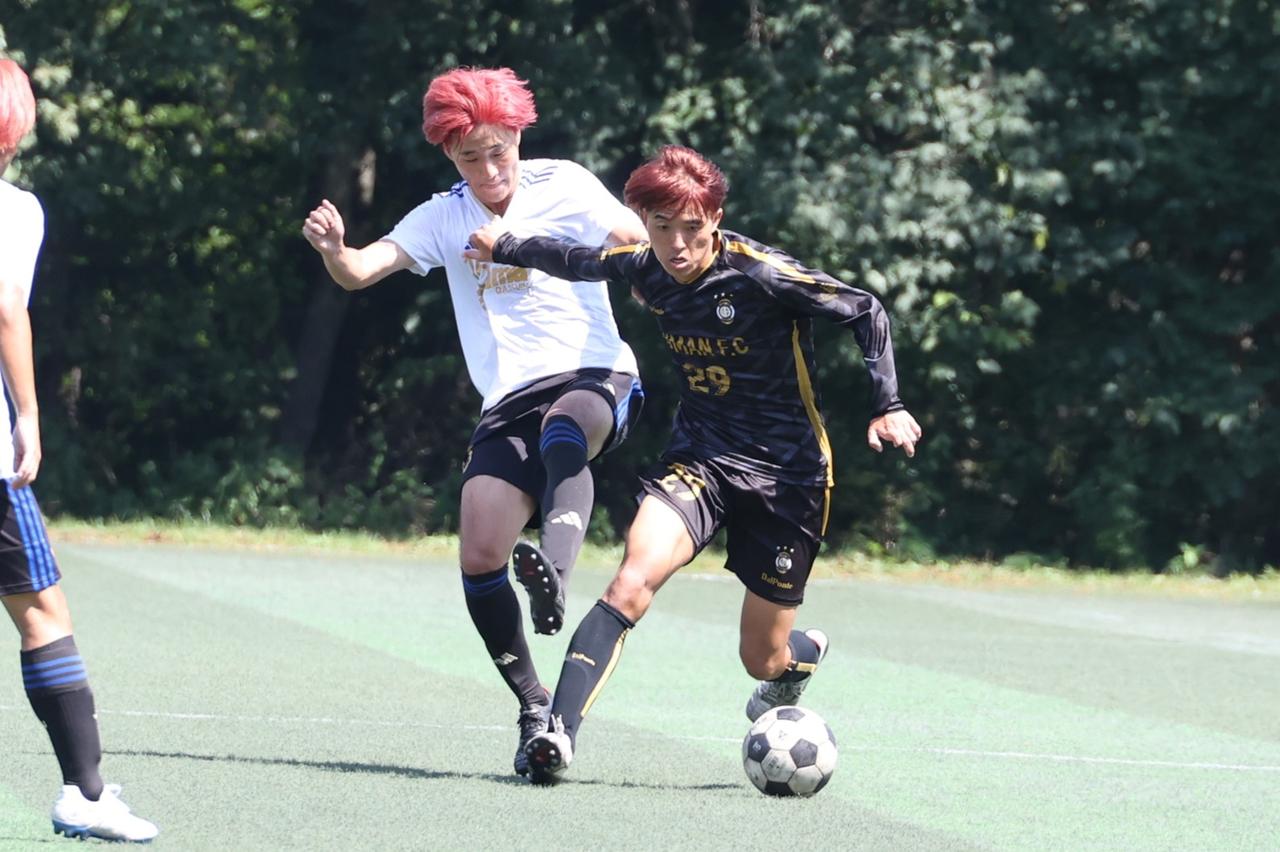 画像 : 23番目の画像 - 【写真】明治大学生田サッカー部蹴友会A（赤）と中央大学MAPLE A（紺）、早稲田大学HUMAN FC A（黒）と青山学院大学理工サッカー部A（白）などが対戦した決勝トーナメント1回戦（写真◎石倉利英） - サッカーマガジンWEB