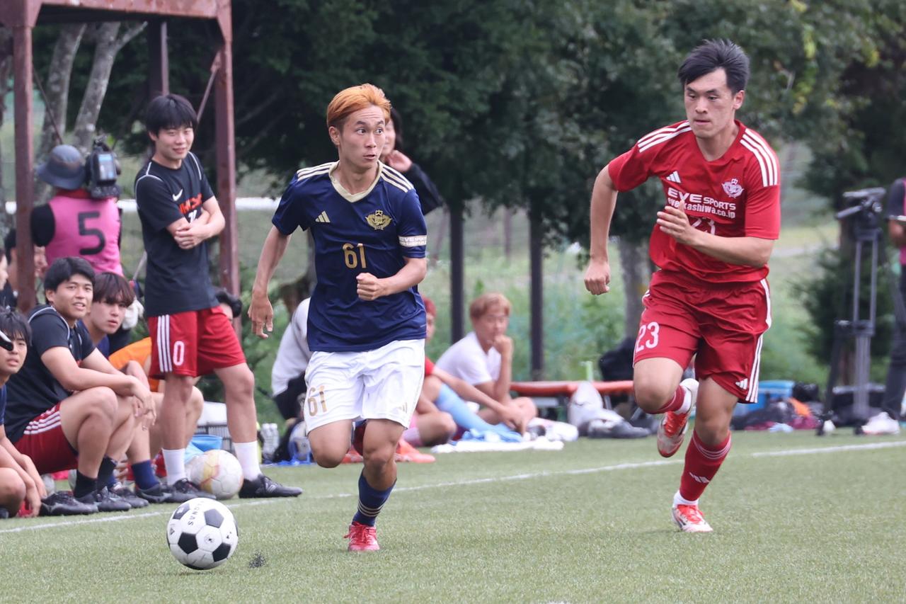 画像 : 4番目の画像 - 【写真】奥ヤマンチェスター夢テッ斗（赤）と早稲田大学稲穂キッカーズB（紺）、早稲田大学稲穂キッカーズA（紺）と立教大学サッカー愛好会A（白）などが対戦したラウンド16（写真◎石倉利英） - サッカーマガジンWEB