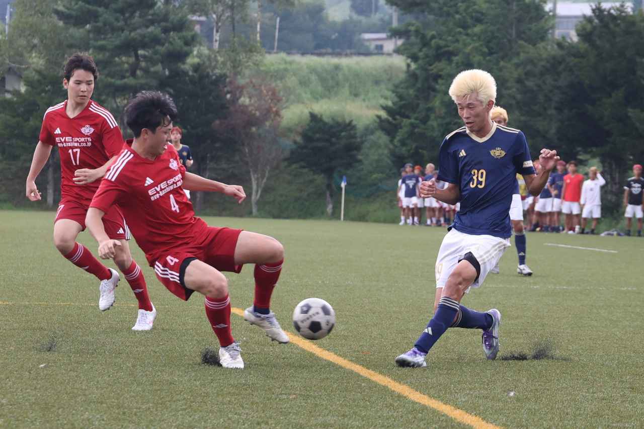 画像 : 7番目の画像 - 【写真】奥ヤマンチェスター夢テッ斗（赤）と早稲田大学稲穂キッカーズB（紺）、早稲田大学稲穂キッカーズA（紺）と立教大学サッカー愛好会A（白）などが対戦したラウンド16（写真◎石倉利英） - サッカーマガジンWEB