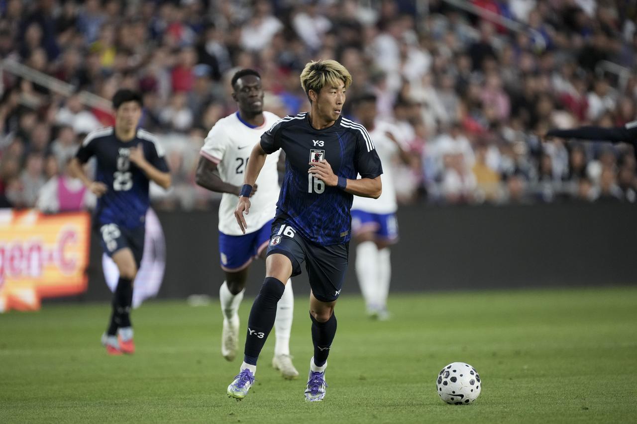 画像: 変更した4バックを広げられ、間を突かれる