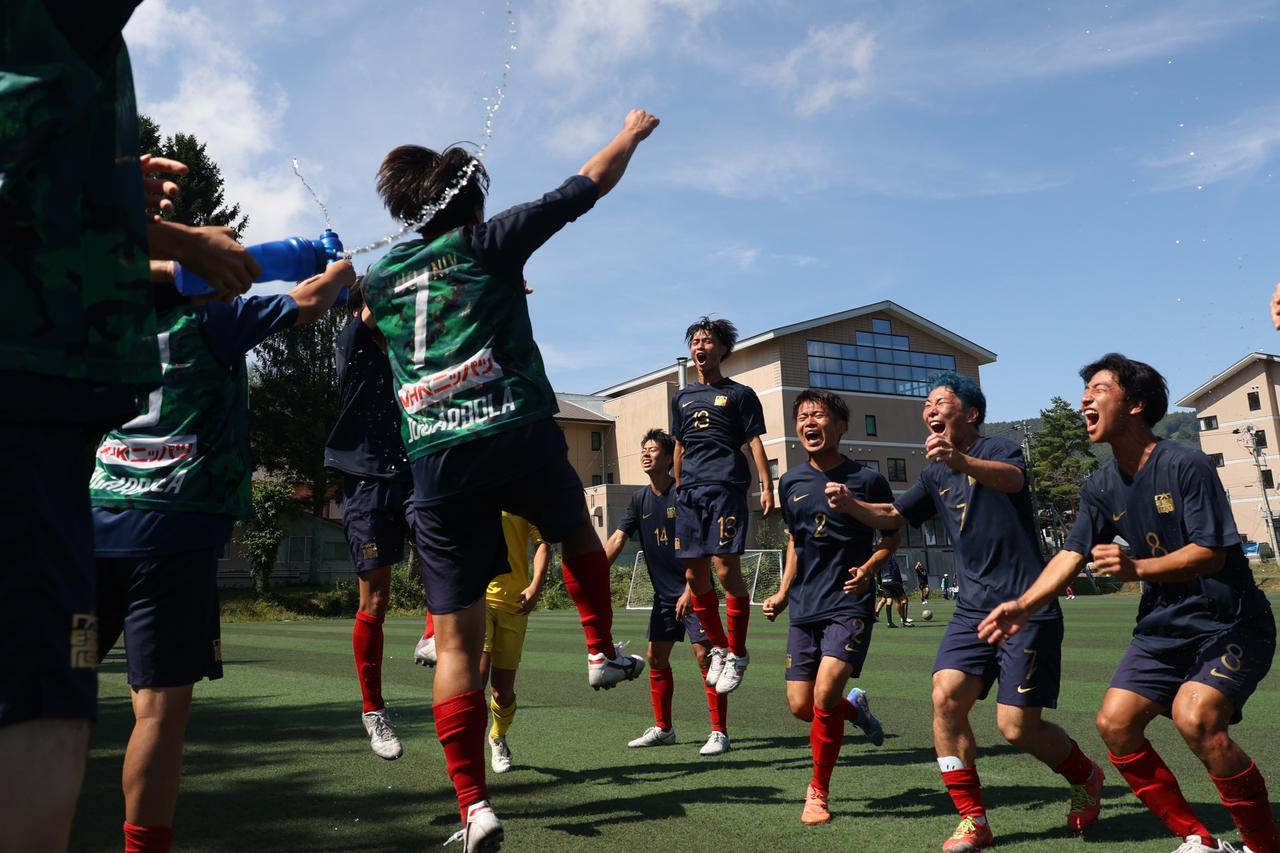 画像 : 12番目の画像 - 【写真】明治大学生田サッカー部蹴友会A（赤）と中央大学MAPLE A（紺）、早稲田大学HUMAN FC A（黒）と青山学院大学理工サッカー部A（白）などが対戦した決勝トーナメント1回戦（写真◎石倉利英） - サッカーマガジンWEB