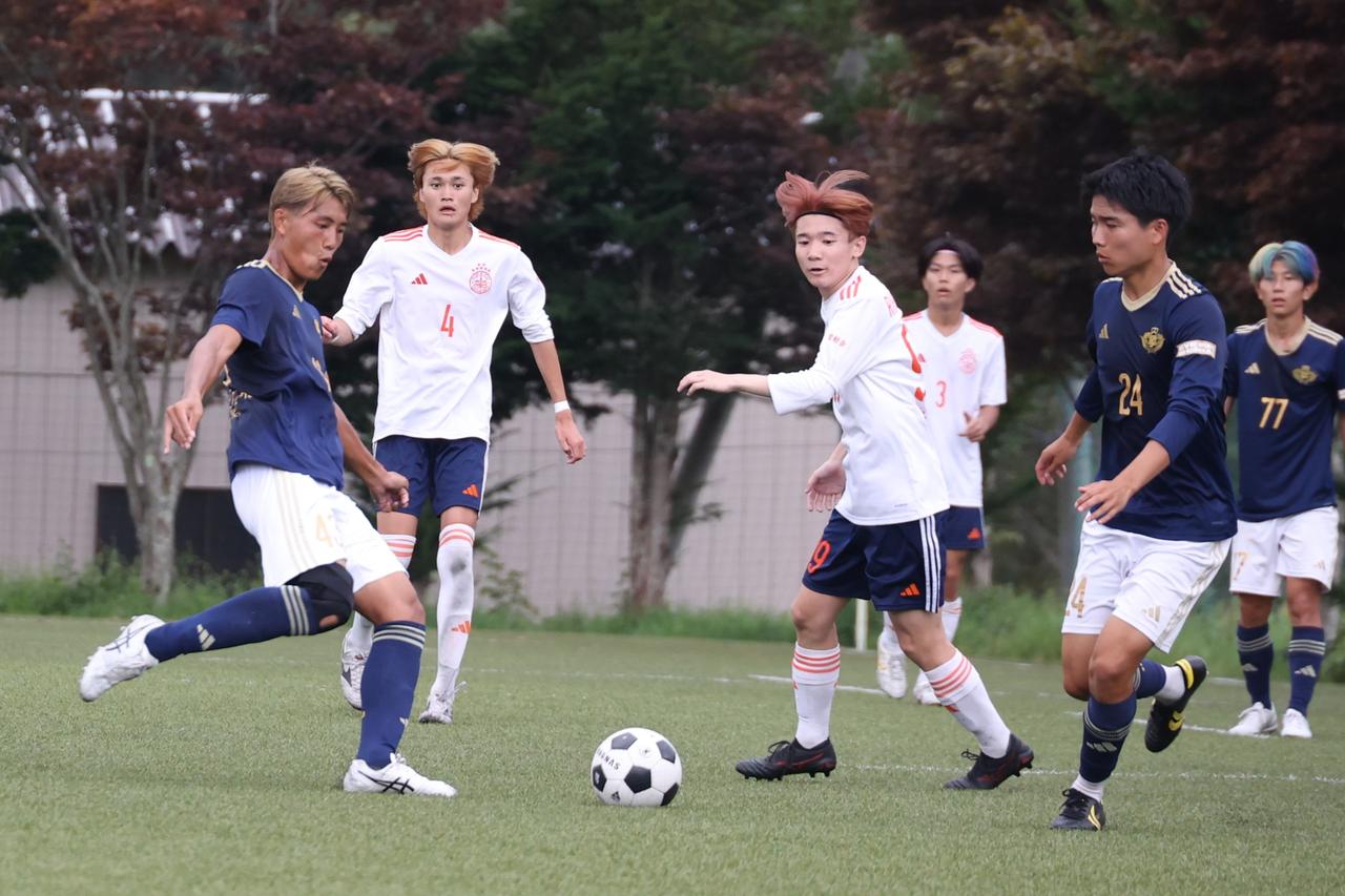 画像 : 12番目の画像 - 【写真】奥ヤマンチェスター夢テッ斗（赤）と早稲田大学稲穂キッカーズB（紺）、早稲田大学稲穂キッカーズA（紺）と立教大学サッカー愛好会A（白）などが対戦したラウンド16（写真◎石倉利英） - サッカーマガジンWEB