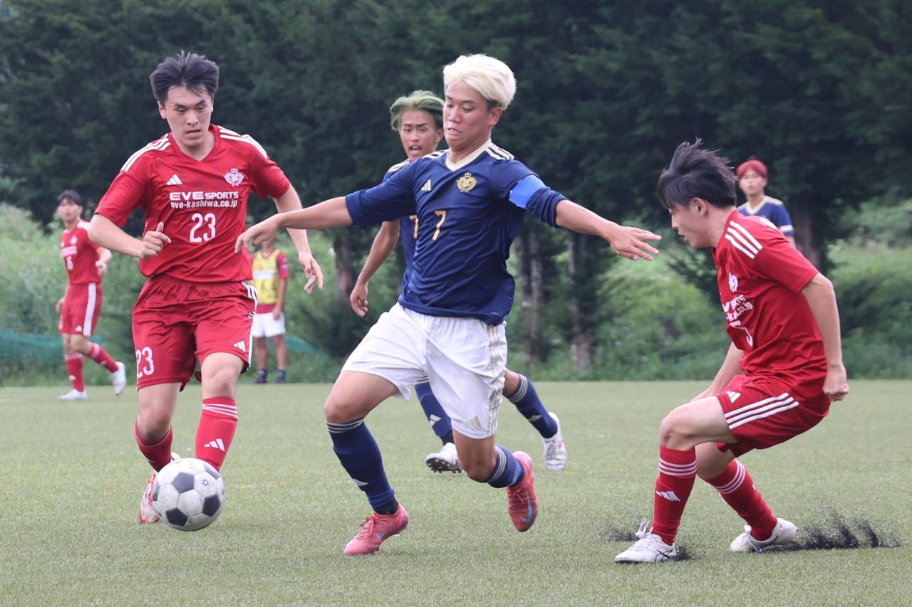 画像 : 5番目の画像 - 【写真】奥ヤマンチェスター夢テッ斗（赤）と早稲田大学稲穂キッカーズB（紺）、早稲田大学稲穂キッカーズA（紺）と立教大学サッカー愛好会A（白）などが対戦したラウンド16（写真◎石倉利英） - サッカーマガジンWEB