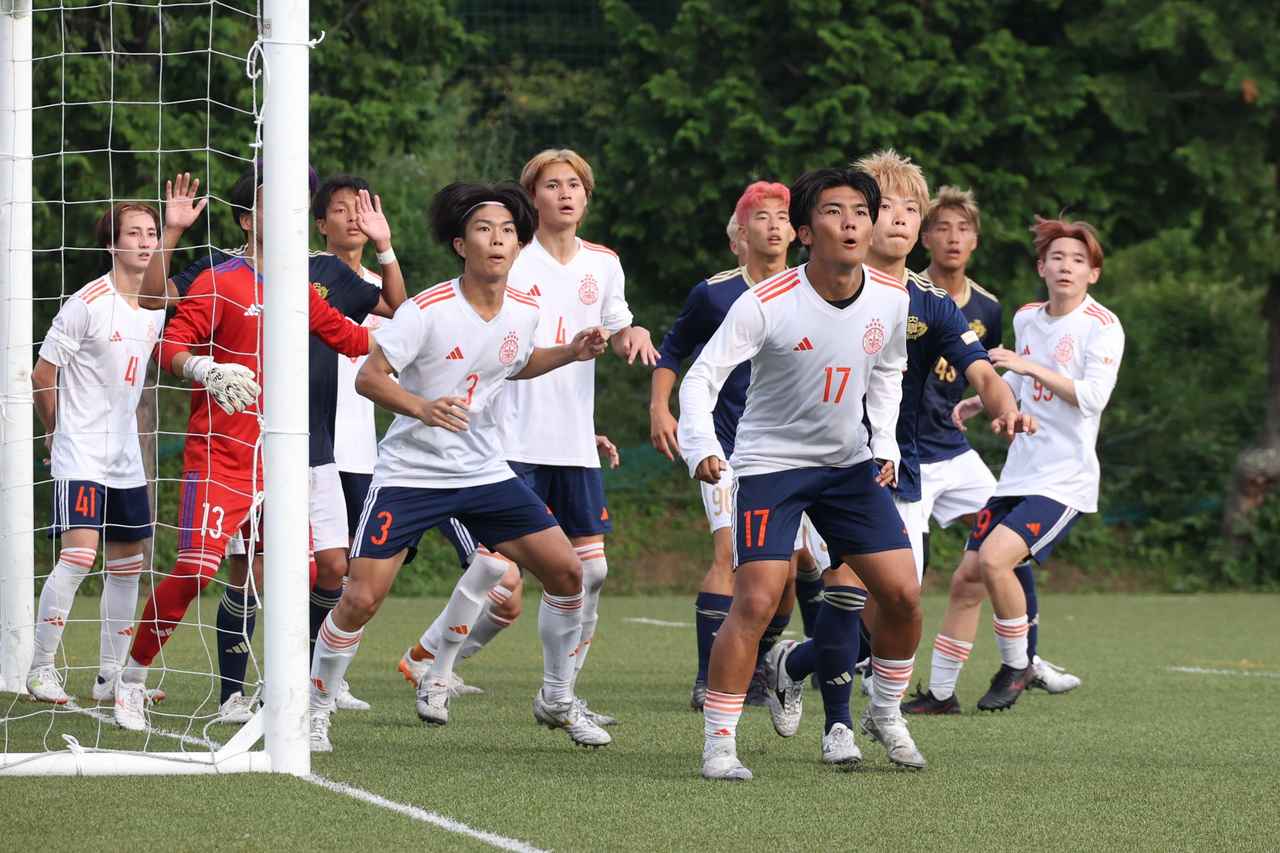 画像 : 17番目の画像 - 【写真】奥ヤマンチェスター夢テッ斗（赤）と早稲田大学稲穂キッカーズB（紺）、早稲田大学稲穂キッカーズA（紺）と立教大学サッカー愛好会A（白）などが対戦したラウンド16（写真◎石倉利英） - サッカーマガジンWEB