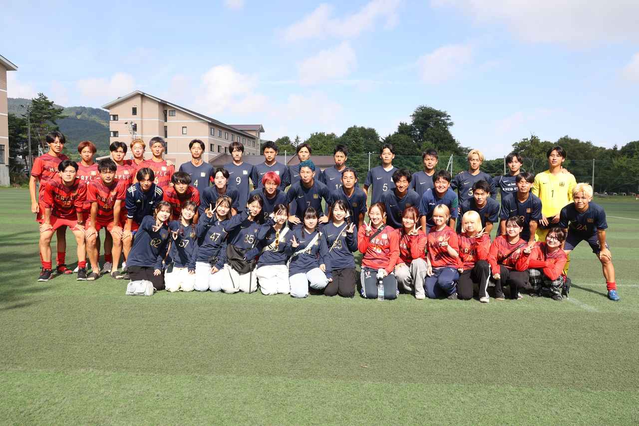 画像 : 1番目の画像 - 【写真】明治大学生田サッカー部蹴友会A（赤）と中央大学MAPLE A（紺）、早稲田大学HUMAN FC A（黒）と青山学院大学理工サッカー部A（白）などが対戦した決勝トーナメント1回戦（写真◎石倉利英） - サッカーマガジンWEB