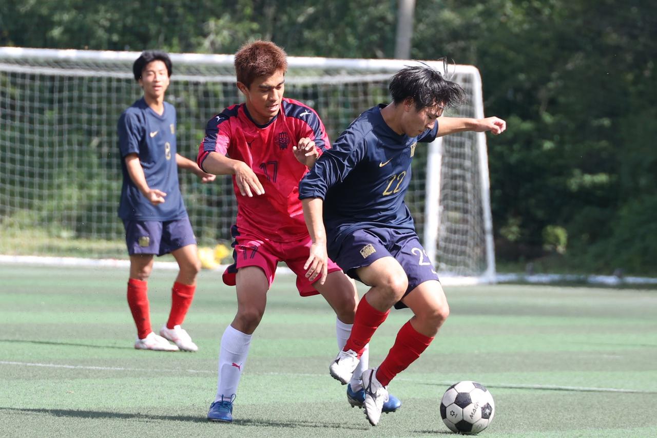 画像 : 4番目の画像 - 【写真】明治大学生田サッカー部蹴友会A（赤）と中央大学MAPLE A（紺）、早稲田大学HUMAN FC A（黒）と青山学院大学理工サッカー部A（白）などが対戦した決勝トーナメント1回戦（写真◎石倉利英） - サッカーマガジンWEB