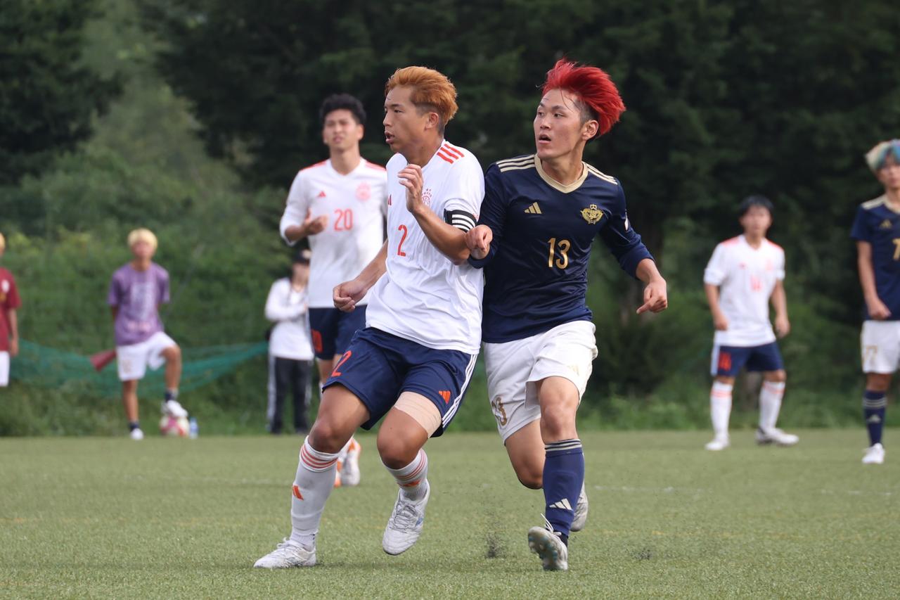 画像 : 15番目の画像 - 【写真】奥ヤマンチェスター夢テッ斗（赤）と早稲田大学稲穂キッカーズB（紺）、早稲田大学稲穂キッカーズA（紺）と立教大学サッカー愛好会A（白）などが対戦したラウンド16（写真◎石倉利英） - サッカーマガジンWEB