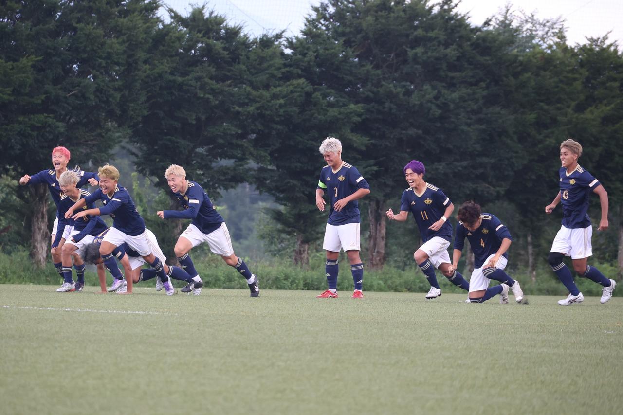 画像 : 20番目の画像 - 【写真】奥ヤマンチェスター夢テッ斗（赤）と早稲田大学稲穂キッカーズB（紺）、早稲田大学稲穂キッカーズA（紺）と立教大学サッカー愛好会A（白）などが対戦したラウンド16（写真◎石倉利英） - サッカーマガジンWEB