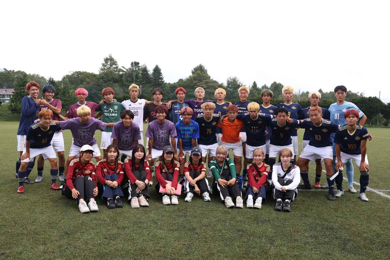 画像 : 1番目の画像 - 【写真】奥ヤマンチェスター夢テッ斗（赤）と早稲田大学稲穂キッカーズB（紺）、早稲田大学稲穂キッカーズA（紺）と立教大学サッカー愛好会A（白）などが対戦したラウンド16（写真◎石倉利英） - サッカーマガジンWEB