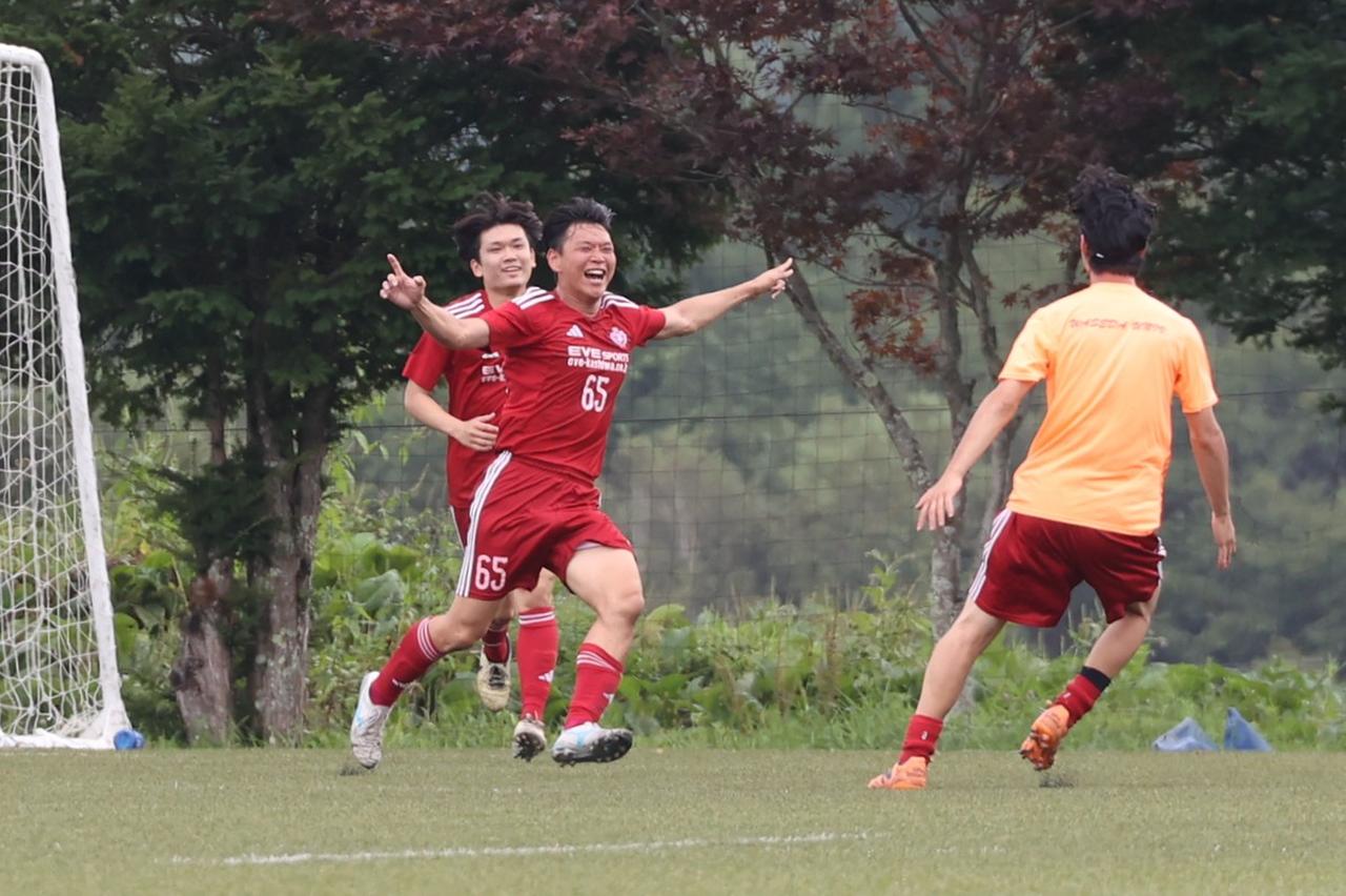 画像 : 4番目の画像 - 【写真】後半にPK戦勝利につながる同点ゴールを決めた櫻井が歓喜のゴールパフォーマンス!(写真◎石倉利英) - サッカーマガジンWEB