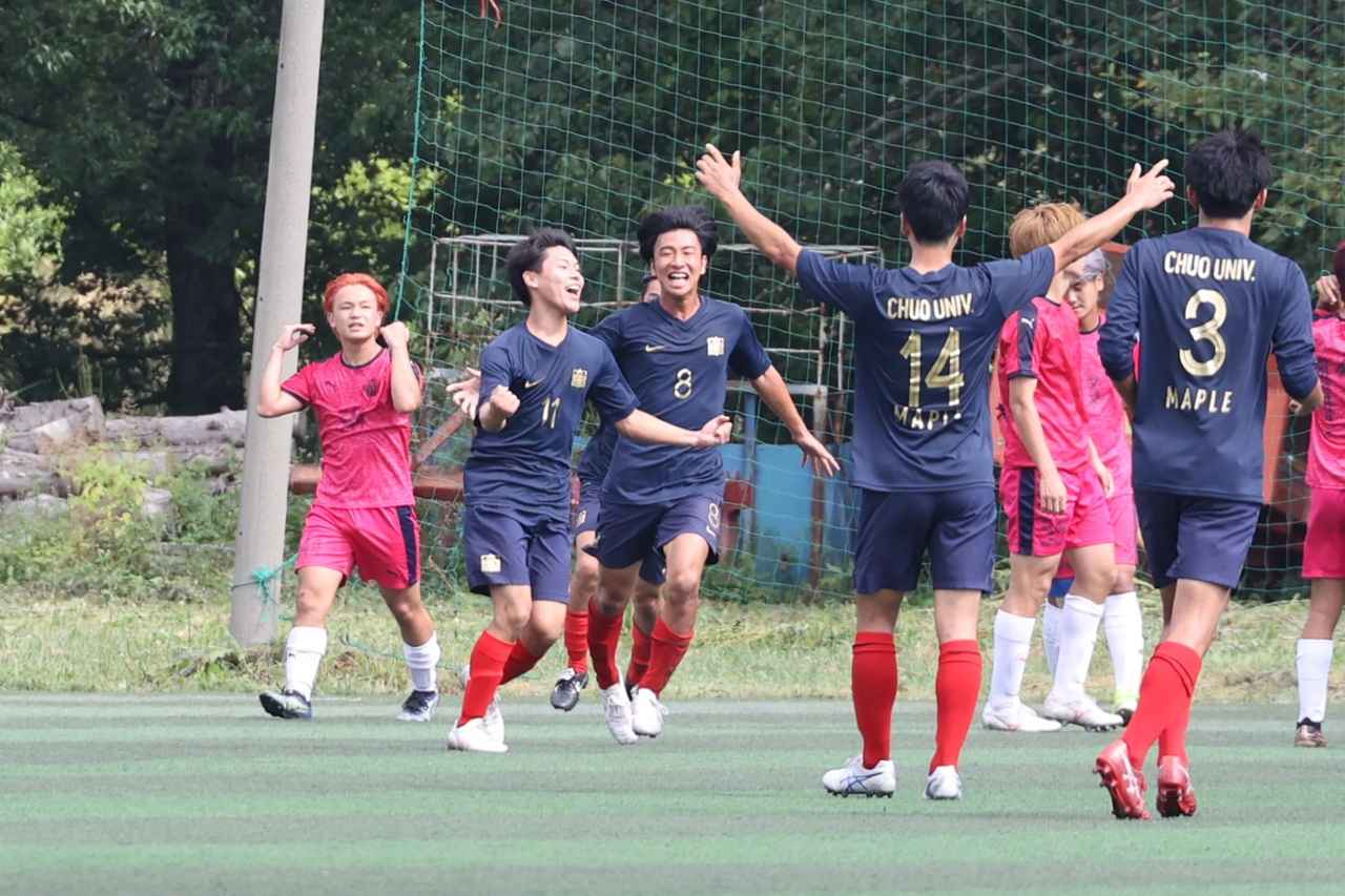 画像 : 9番目の画像 - 【写真】明治大学生田サッカー部蹴友会A（赤）と中央大学MAPLE A（紺）、早稲田大学HUMAN FC A（黒）と青山学院大学理工サッカー部A（白）などが対戦した決勝トーナメント1回戦（写真◎石倉利英） - サッカーマガジンWEB