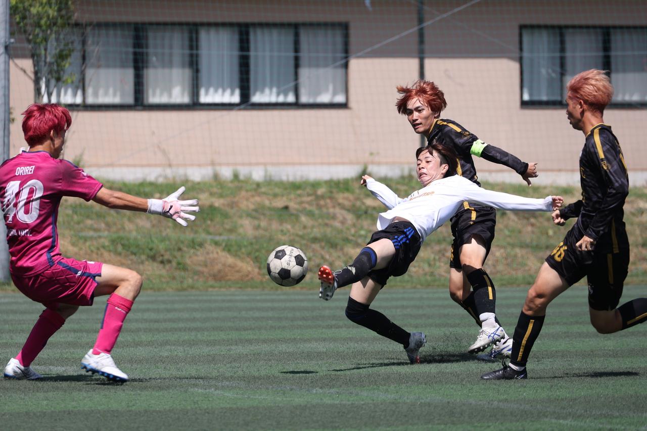 画像 : 19番目の画像 - 【写真】明治大学生田サッカー部蹴友会A（赤）と中央大学MAPLE A（紺）、早稲田大学HUMAN FC A（黒）と青山学院大学理工サッカー部A（白）などが対戦した決勝トーナメント1回戦（写真◎石倉利英） - サッカーマガジンWEB