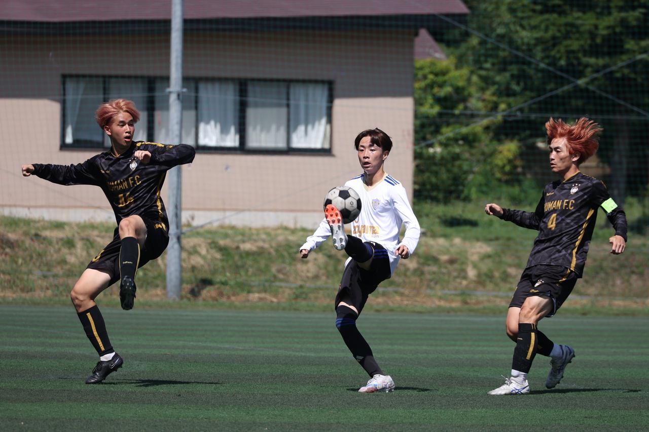 画像 : 17番目の画像 - 【写真】明治大学生田サッカー部蹴友会A（赤）と中央大学MAPLE A（紺）、早稲田大学HUMAN FC A（黒）と青山学院大学理工サッカー部A（白）などが対戦した決勝トーナメント1回戦（写真◎石倉利英） - サッカーマガジンWEB