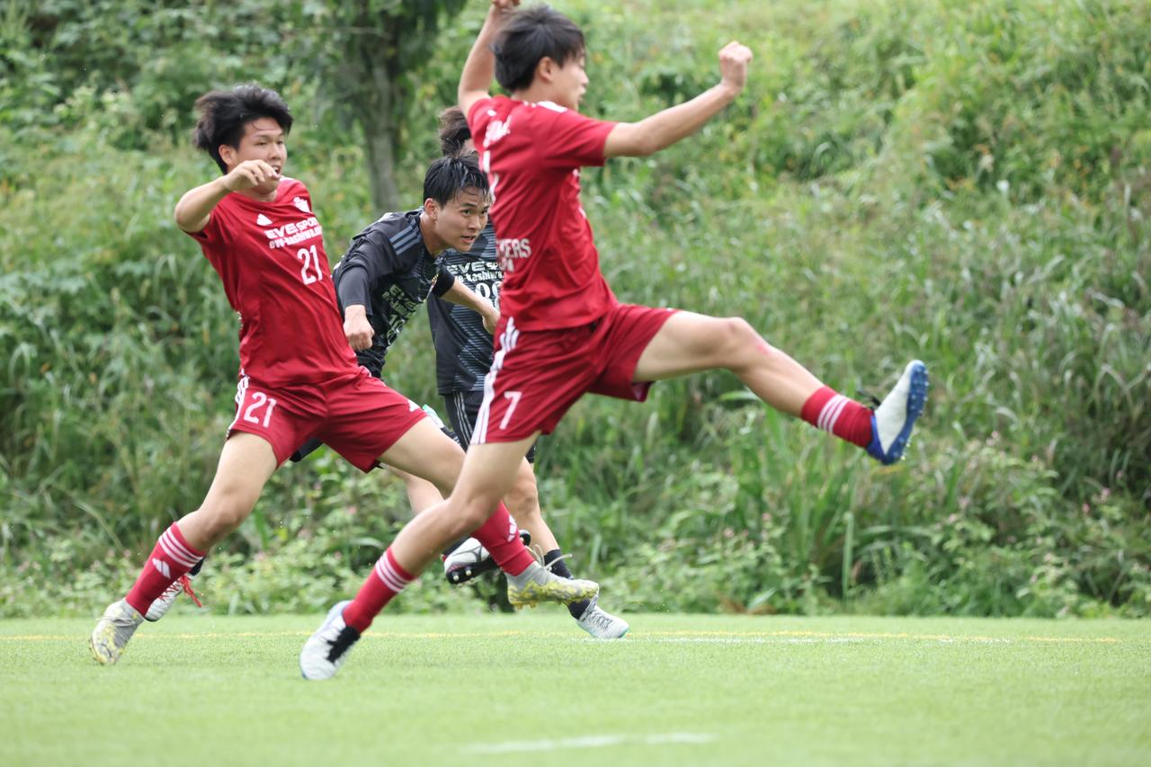 画像 : 11番目の画像 - 【写真】同志社大学三つ葉キッカーズA（黒）と奥ヤマンチェスター夢テッ斗（赤）、早稲田大学HUMAN FC A（水色）とFCもこもこ高幡不動店（黒）が対戦した準決勝（写真◎高野徹） - サッカーマガジンWEB