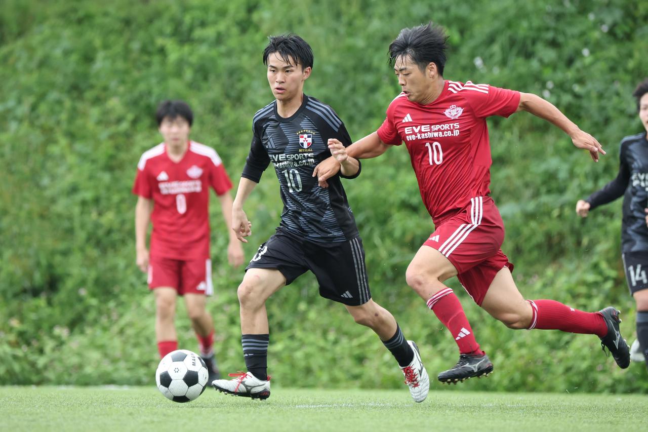 画像 : 8番目の画像 - 【写真】同志社大学三つ葉キッカーズA（黒）と奥ヤマンチェスター夢テッ斗（赤）、早稲田大学HUMAN FC A（水色）とFCもこもこ高幡不動店（黒）が対戦した準決勝（写真◎高野徹） - サッカーマガジンWEB