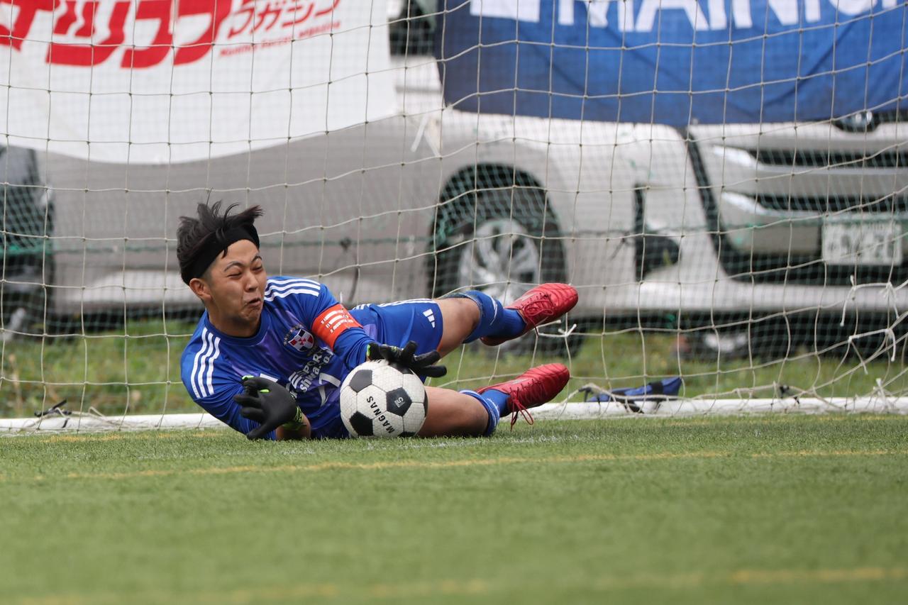 画像 : 3番目の画像 - 【写真】PK戦の先攻6人目でキックを止めた木塚は、そのままボールを持って後攻のキッカーに。左下に蹴り込み、チームメイトと抱き合って喜んだ(写真◎高野徹、石倉利英) - サッカーマガジンWEB