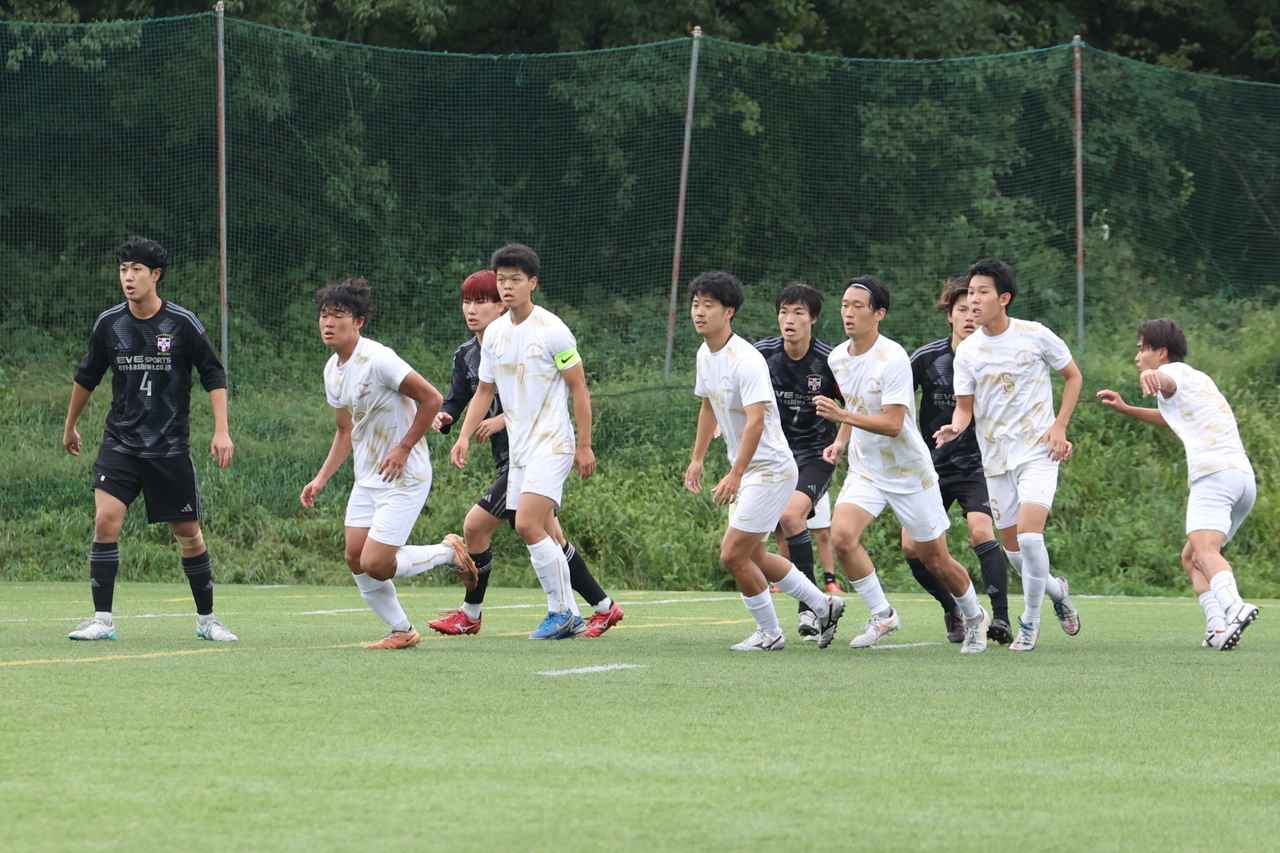 画像 : 9番目の画像 - 【写真】明治学院大学白金FC（白）と同志社大学三ツ葉キッカーズA（黒）、慶應義塾大学理工学部体育会サッカー部B（白）とFCもこもこ高幡不動店（黒）などが対戦した準々決勝（写真◎石倉利英） - サッカーマガジンWEB