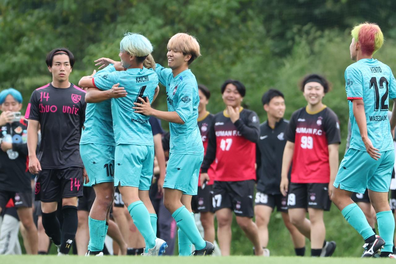 画像 : 24番目の画像 - 【写真】同志社大学三つ葉キッカーズA（黒）と奥ヤマンチェスター夢テッ斗（赤）、早稲田大学HUMAN FC A（水色）とFCもこもこ高幡不動店（黒）が対戦した準決勝（写真◎高野徹） - サッカーマガジンWEB