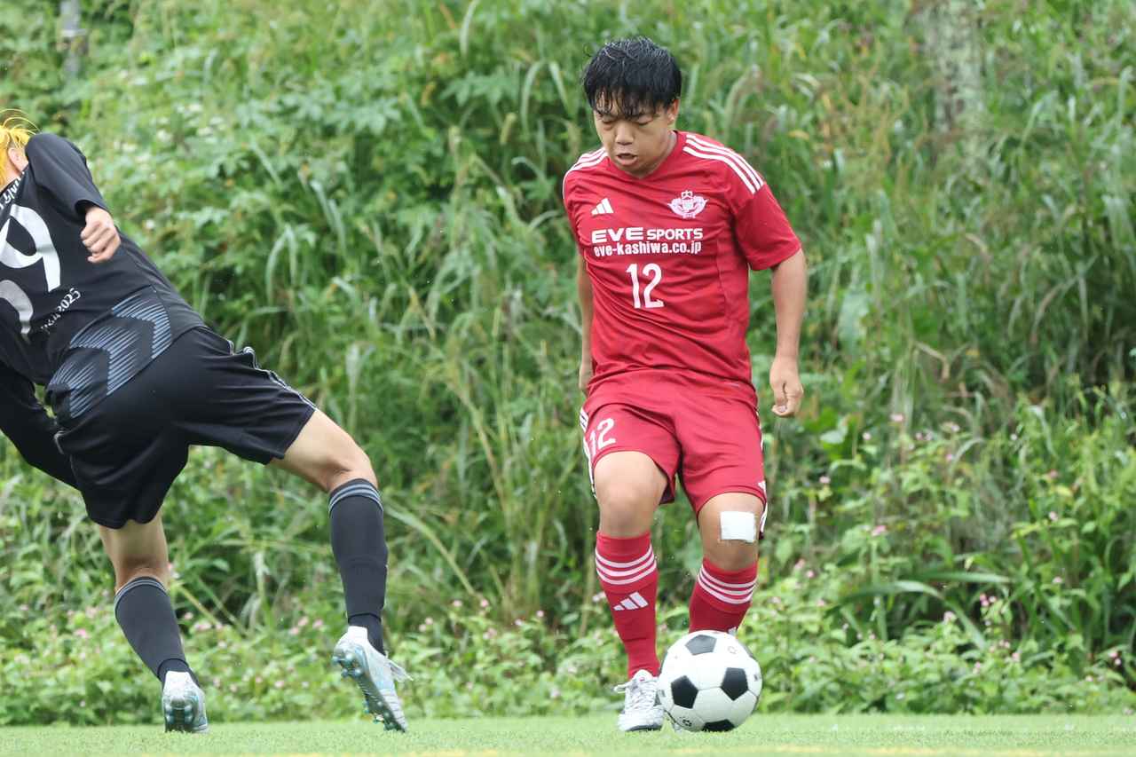 画像 : 1番目の画像 - 【写真】同志社大学三つ葉キッカーズA（黒）と奥ヤマンチェスター夢テッ斗（赤）、早稲田大学HUMAN FC A（水色）とFCもこもこ高幡不動店（黒）が対戦した準決勝（写真◎高野徹） - サッカーマガジンWEB