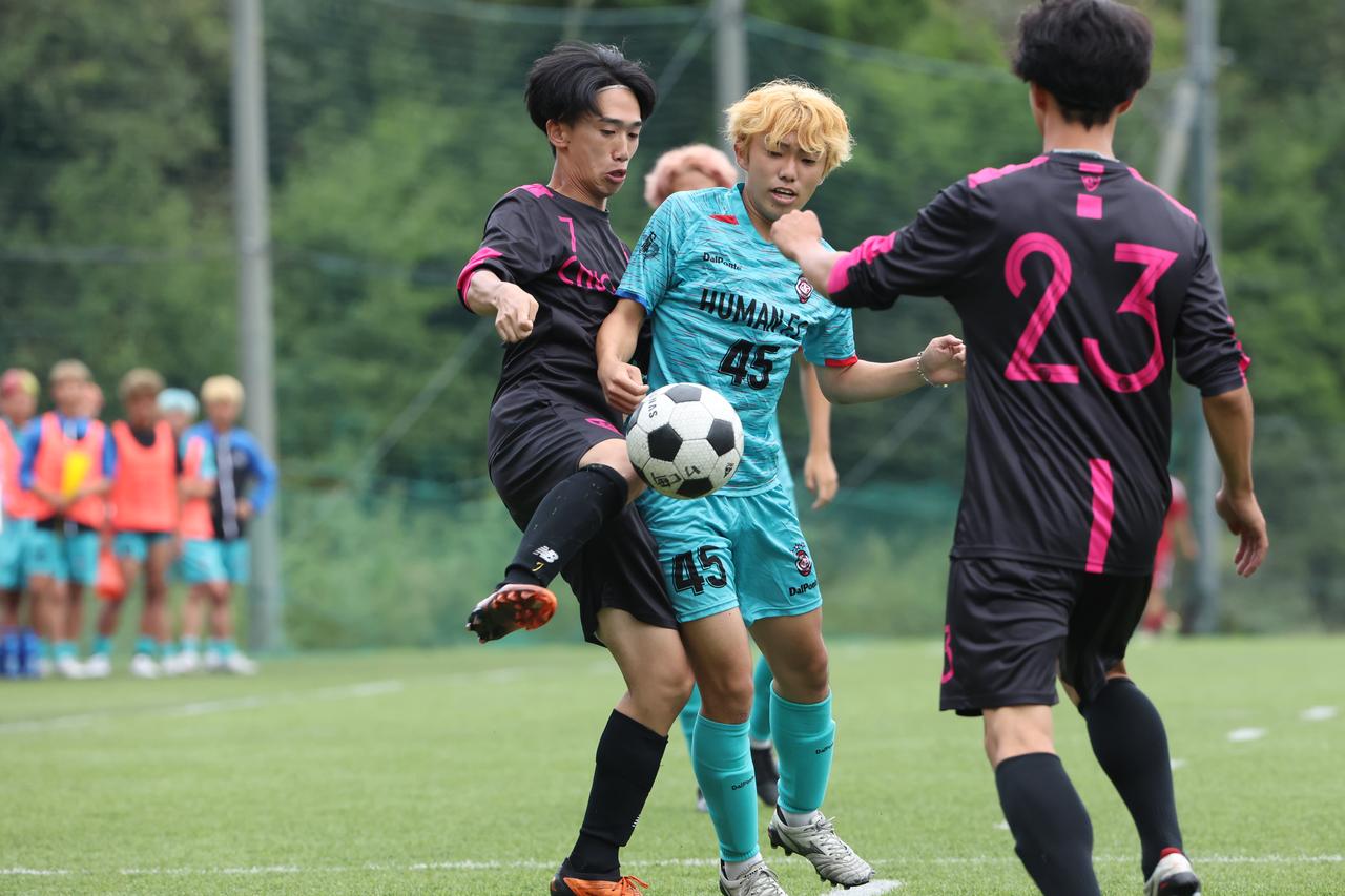 画像 : 15番目の画像 - 【写真】同志社大学三つ葉キッカーズA（黒）と奥ヤマンチェスター夢テッ斗（赤）、早稲田大学HUMAN FC A（水色）とFCもこもこ高幡不動店（黒）が対戦した準決勝（写真◎高野徹） - サッカーマガジンWEB