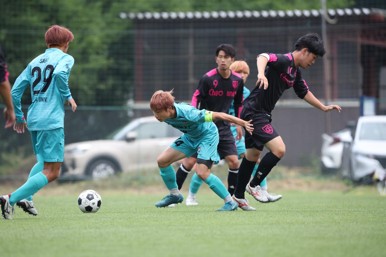 画像 : 14番目の画像 - 【写真】同志社大学三つ葉キッカーズA（黒）と奥ヤマンチェスター夢テッ斗（赤）、早稲田大学HUMAN FC A（水色）とFCもこもこ高幡不動店（黒）が対戦した準決勝（写真◎高野徹） - サッカーマガジンWEB