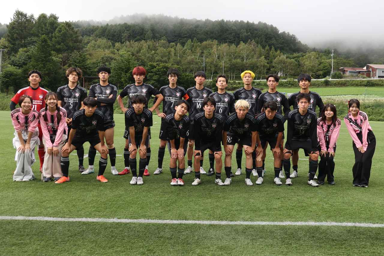 画像 : 2番目の画像 - 【写真】明治学院大学白金FC(白)と同志社大学三ツ葉キッカーズA(黒)、慶應義塾大学理工学部体育会サッカー部B(白)とFCもこもこ高幡不動店(黒)などが対戦した準々決勝(写真◎石倉利英) - サッカーマガジンWEB