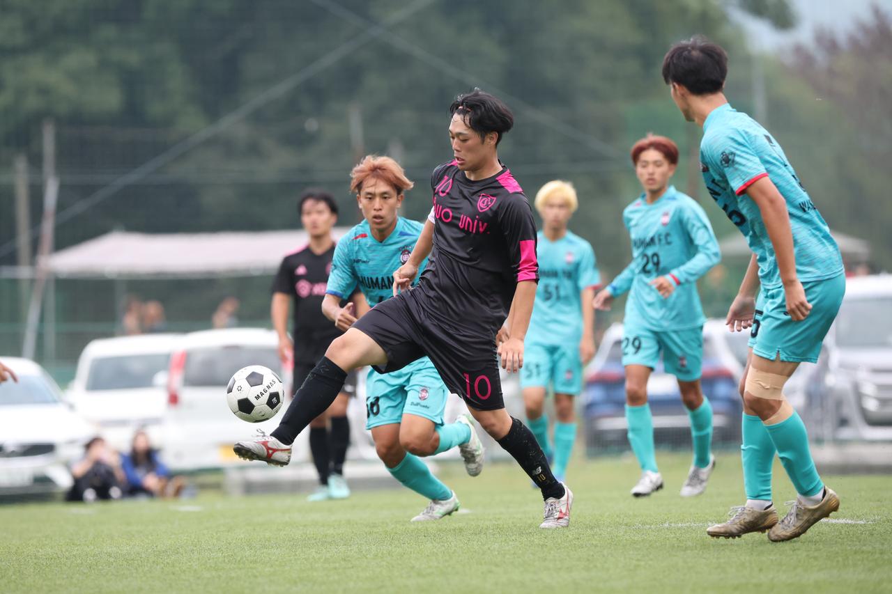 画像 : 19番目の画像 - 【写真】同志社大学三つ葉キッカーズA（黒）と奥ヤマンチェスター夢テッ斗（赤）、早稲田大学HUMAN FC A（水色）とFCもこもこ高幡不動店（黒）が対戦した準決勝（写真◎高野徹） - サッカーマガジンWEB