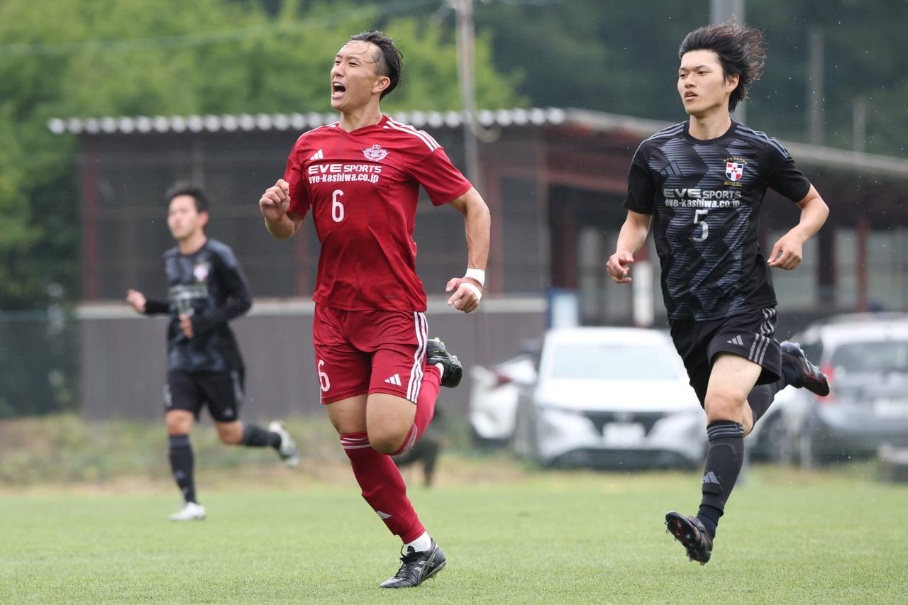 画像 : 3番目の画像 - 【写真】同志社大学三つ葉キッカーズA(黒)と奥ヤマンチェスター夢テッ斗(赤)、早稲田大学HUMAN FC A(水色)とFCもこもこ高幡不動店(黒)が対戦した準決勝(写真◎高野徹) - サッカーマガジンWEB