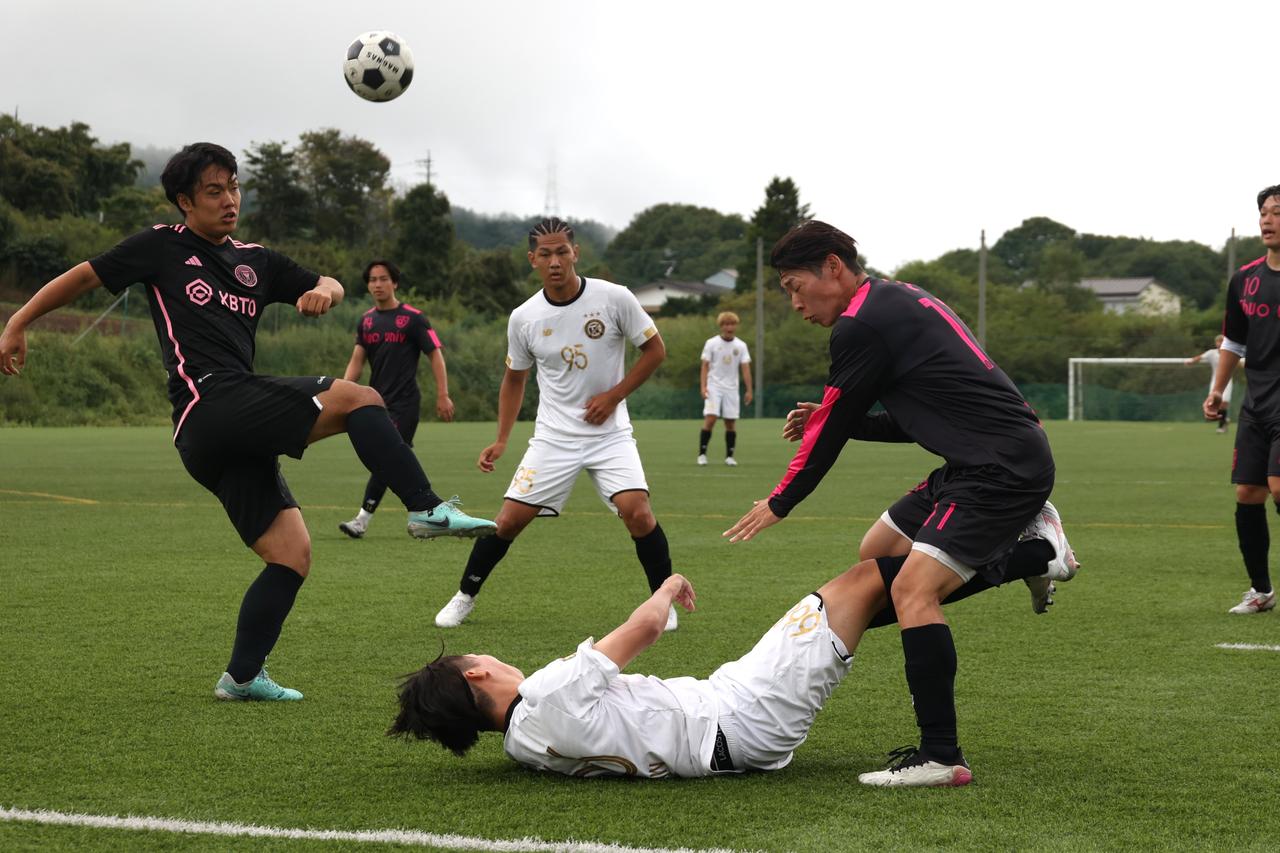 画像 : 20番目の画像 - 【写真】明治学院大学白金FC（白）と同志社大学三ツ葉キッカーズA（黒）、慶應義塾大学理工学部体育会サッカー部B（白）とFCもこもこ高幡不動店（黒）などが対戦した準々決勝（写真◎石倉利英） - サッカーマガジンWEB