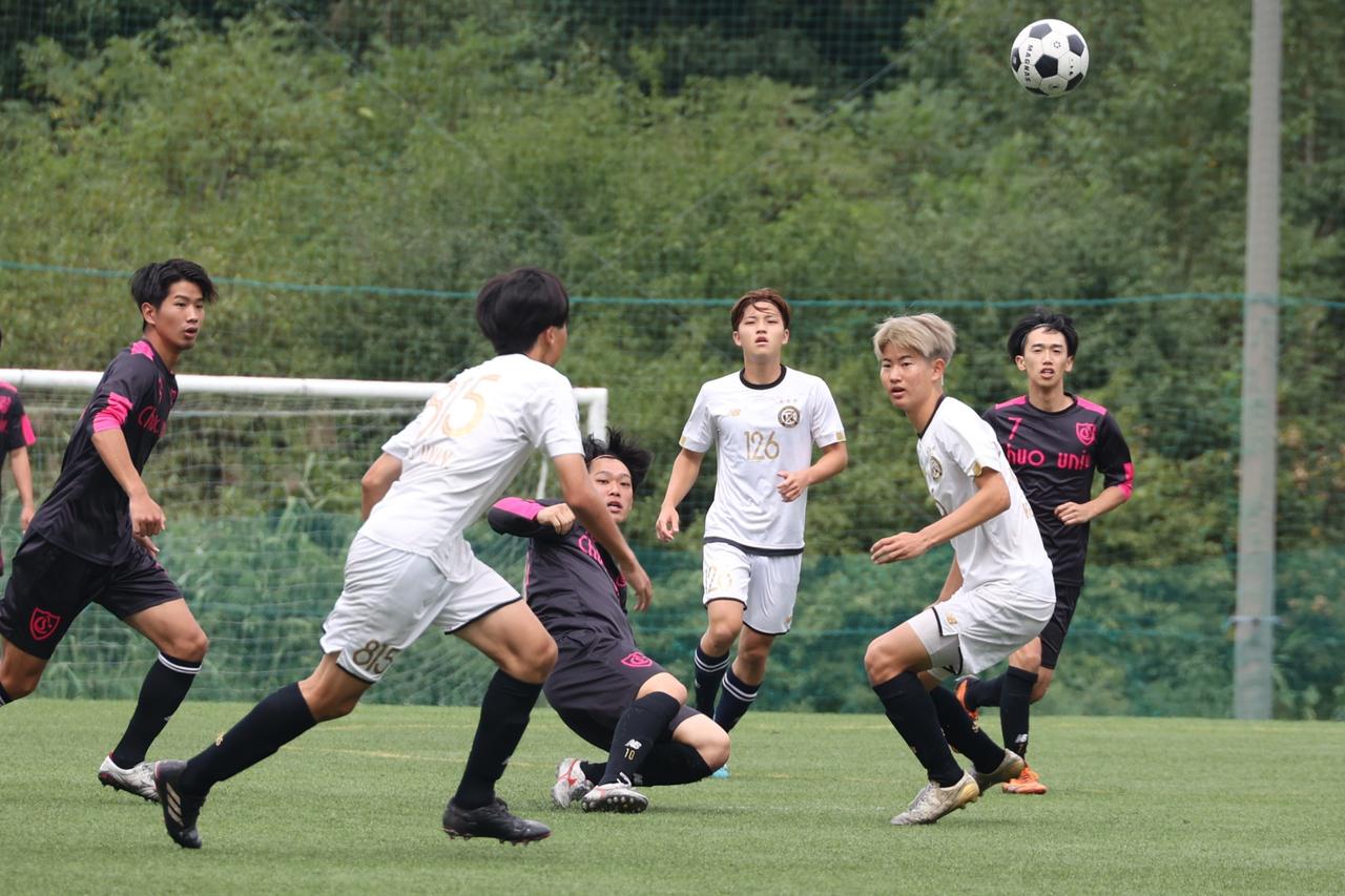 画像 : 15番目の画像 - 【写真】明治学院大学白金FC（白）と同志社大学三ツ葉キッカーズA（黒）、慶應義塾大学理工学部体育会サッカー部B（白）とFCもこもこ高幡不動店（黒）などが対戦した準々決勝（写真◎石倉利英） - サッカーマガジンWEB