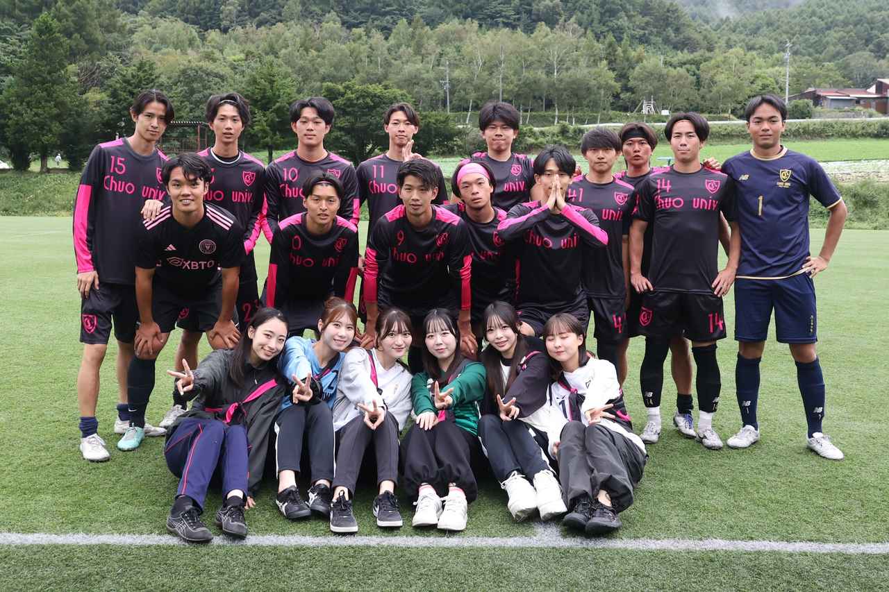 画像 : 14番目の画像 - 【写真】明治学院大学白金FC（白）と同志社大学三ツ葉キッカーズA（黒）、慶應義塾大学理工学部体育会サッカー部B（白）とFCもこもこ高幡不動店（黒）などが対戦した準々決勝（写真◎石倉利英） - サッカーマガジンWEB