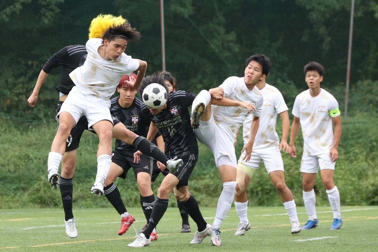 画像 : 11番目の画像 - 【写真】明治学院大学白金FC（白）と同志社大学三ツ葉キッカーズA（黒）、慶應義塾大学理工学部体育会サッカー部B（白）とFCもこもこ高幡不動店（黒）などが対戦した準々決勝（写真◎石倉利英） - サッカーマガジンWEB