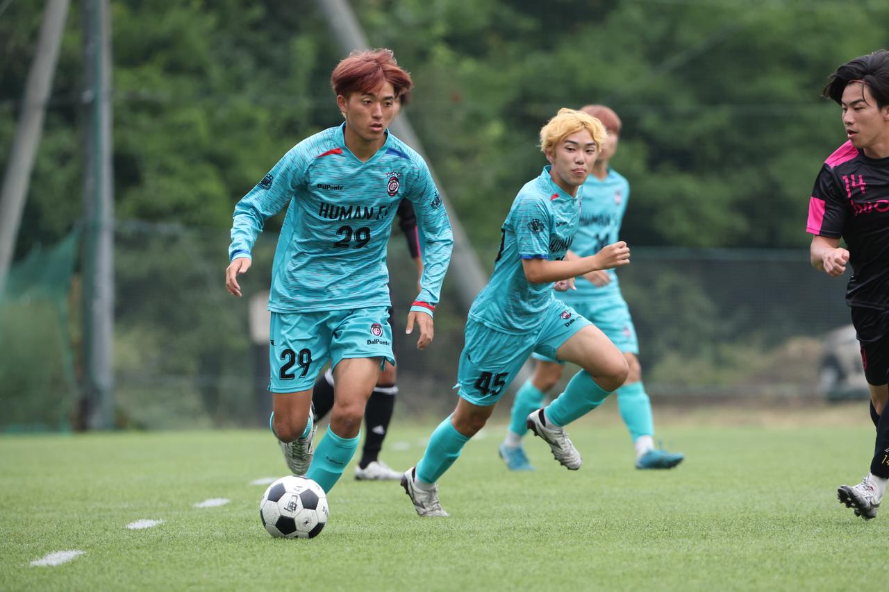 画像 : 1番目の画像 - 【写真】早稲田大学HUMAN FC Aの攻撃の中心として活躍した井料。後半の2得点で勝利に貢献した(写真◎高野徹、石倉利英) - サッカーマガジンWEB