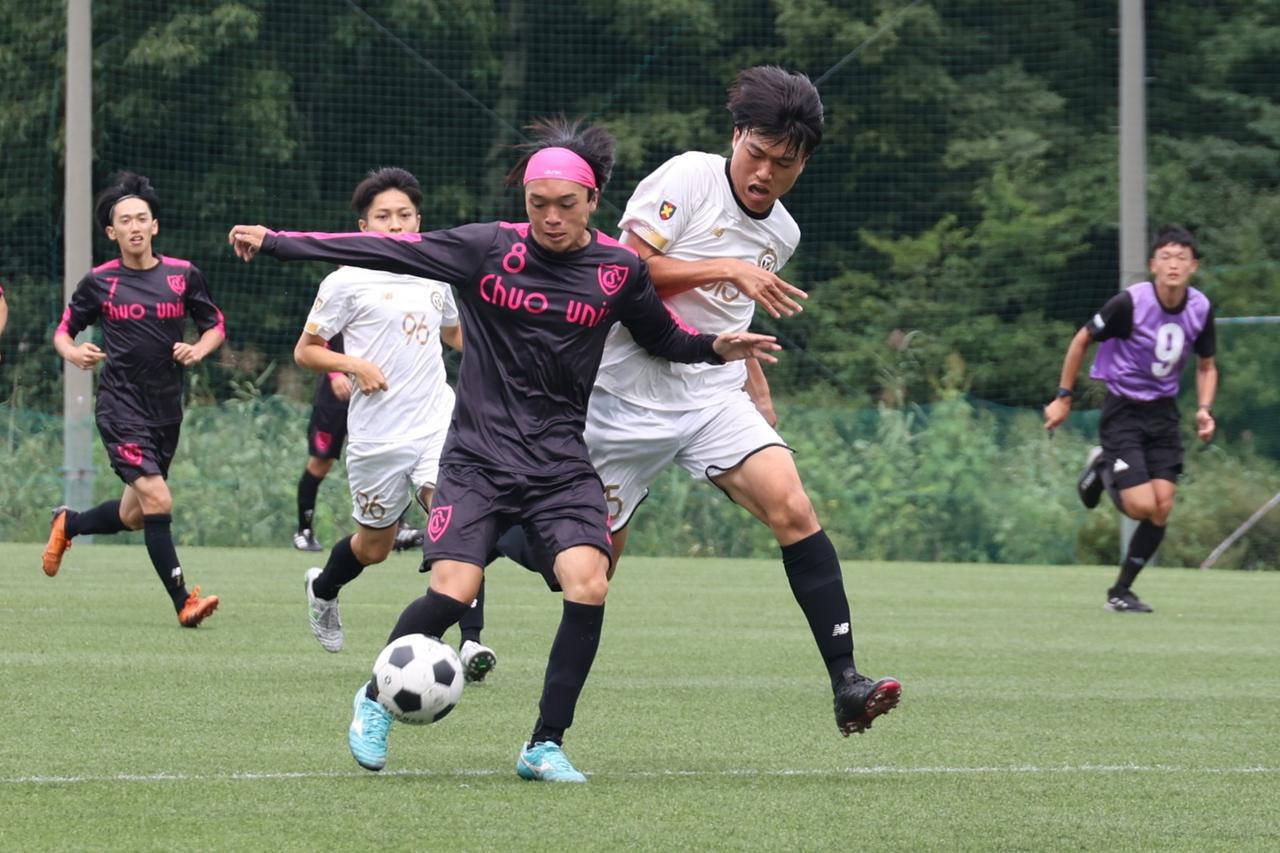 画像 : 16番目の画像 - 【写真】明治学院大学白金FC(白)と同志社大学三ツ葉キッカーズA(黒)、慶應義塾大学理工学部体育会サッカー部B(白)とFCもこもこ高幡不動店(黒)などが対戦した準々決勝(写真◎石倉利英) - サッカーマガジンWEB