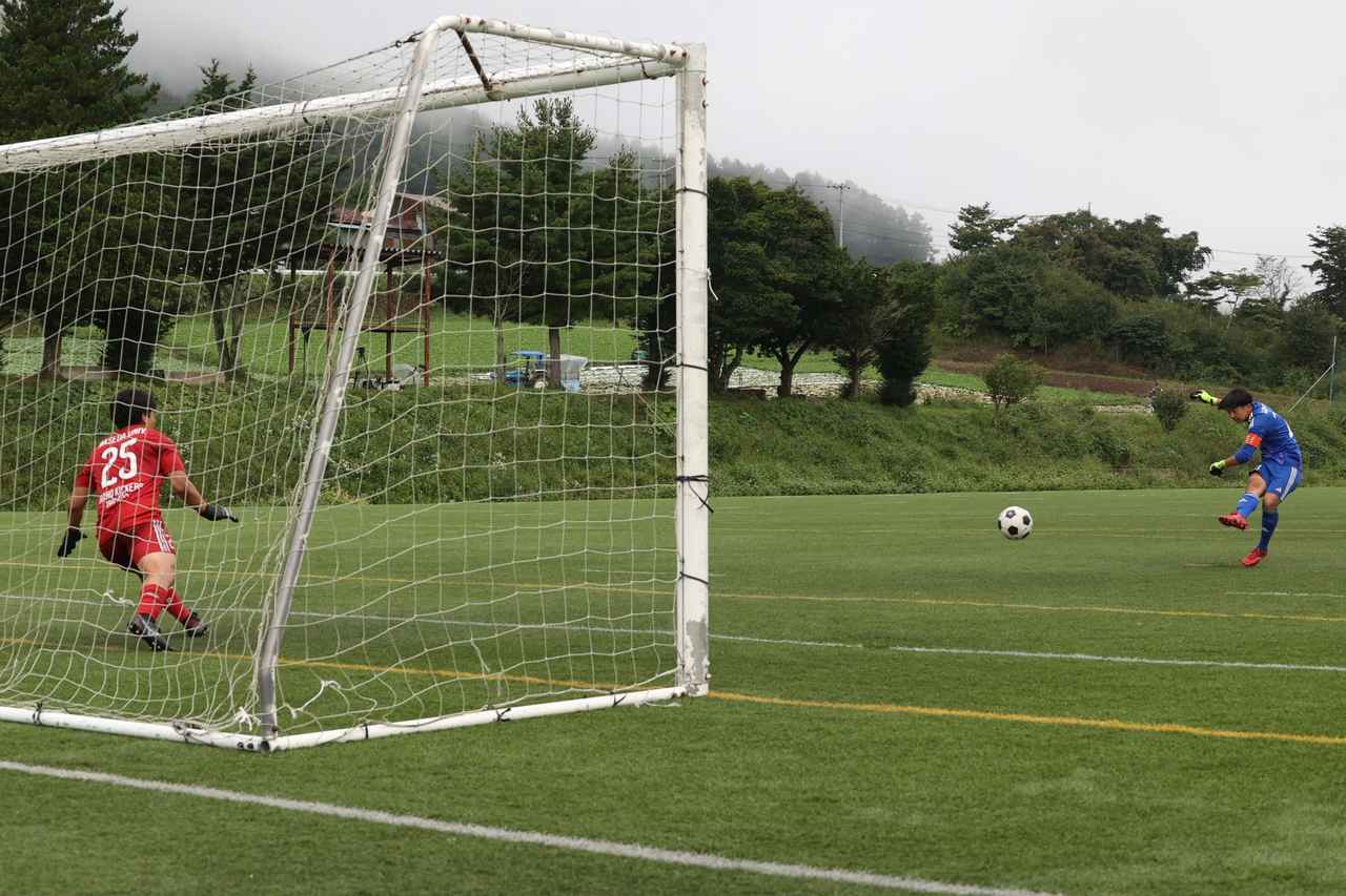 画像 : 5番目の画像 - 【写真】PK戦の先攻6人目でキックを止めた木塚は、そのままボールを持って後攻のキッカーに。左下に蹴り込み、チームメイトと抱き合って喜んだ(写真◎高野徹、石倉利英) - サッカーマガジンWEB