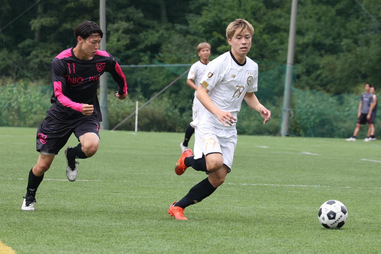 画像 : 21番目の画像 - 【写真】明治学院大学白金FC（白）と同志社大学三ツ葉キッカーズA（黒）、慶應義塾大学理工学部体育会サッカー部B（白）とFCもこもこ高幡不動店（黒）などが対戦した準々決勝（写真◎石倉利英） - サッカーマガジンWEB