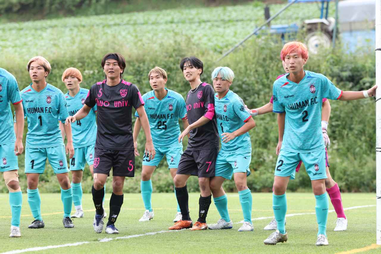 画像 : 23番目の画像 - 【写真】同志社大学三つ葉キッカーズA（黒）と奥ヤマンチェスター夢テッ斗（赤）、早稲田大学HUMAN FC A（水色）とFCもこもこ高幡不動店（黒）が対戦した準決勝（写真◎高野徹） - サッカーマガジンWEB