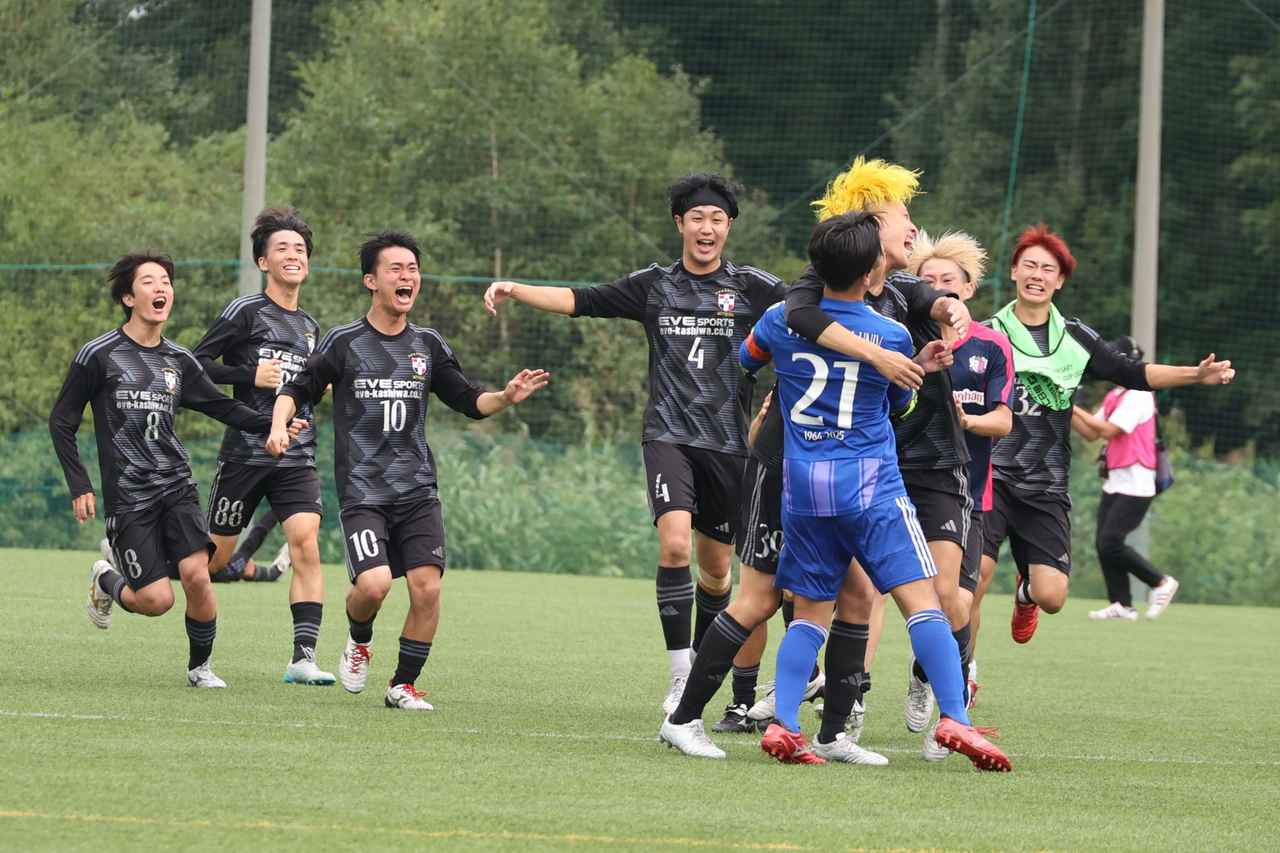 画像 : 6番目の画像 - 【写真】PK戦の先攻6人目でキックを止めた木塚は、そのままボールを持って後攻のキッカーに。左下に蹴り込み、チームメイトと抱き合って喜んだ（写真◎高野徹、石倉利英） - サッカーマガジンWEB