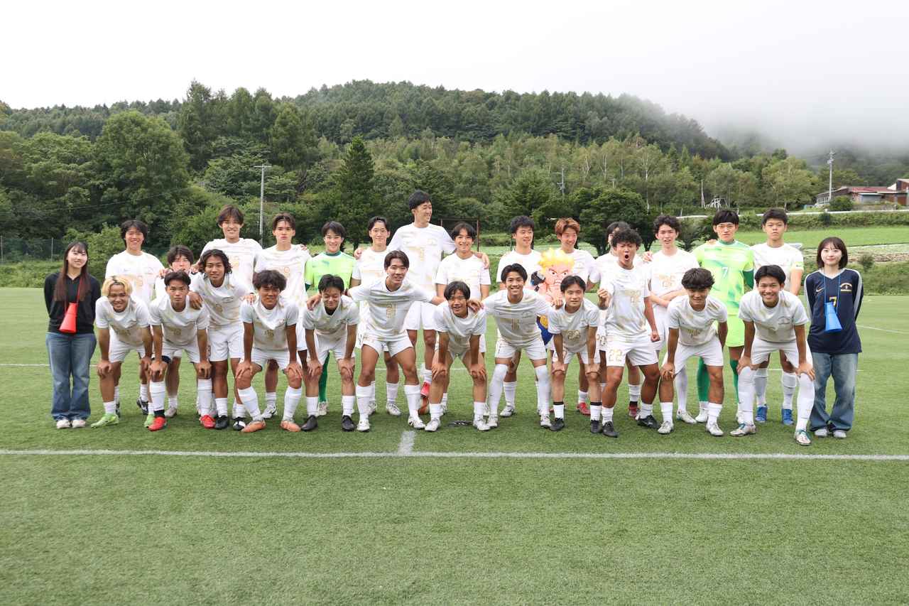 画像 : 1番目の画像 - 【写真】明治学院大学白金FC（白）と同志社大学三ツ葉キッカーズA（黒）、慶應義塾大学理工学部体育会サッカー部B（白）とFCもこもこ高幡不動店（黒）などが対戦した準々決勝（写真◎石倉利英） - サッカーマガジンWEB