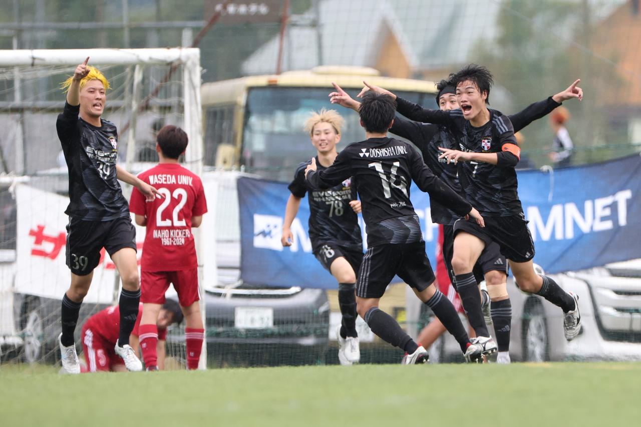 画像 : 5番目の画像 - 【写真】同志社大学三つ葉キッカーズA（黒）と奥ヤマンチェスター夢テッ斗（赤）、早稲田大学HUMAN FC A（水色）とFCもこもこ高幡不動店（黒）が対戦した準決勝（写真◎高野徹） - サッカーマガジンWEB