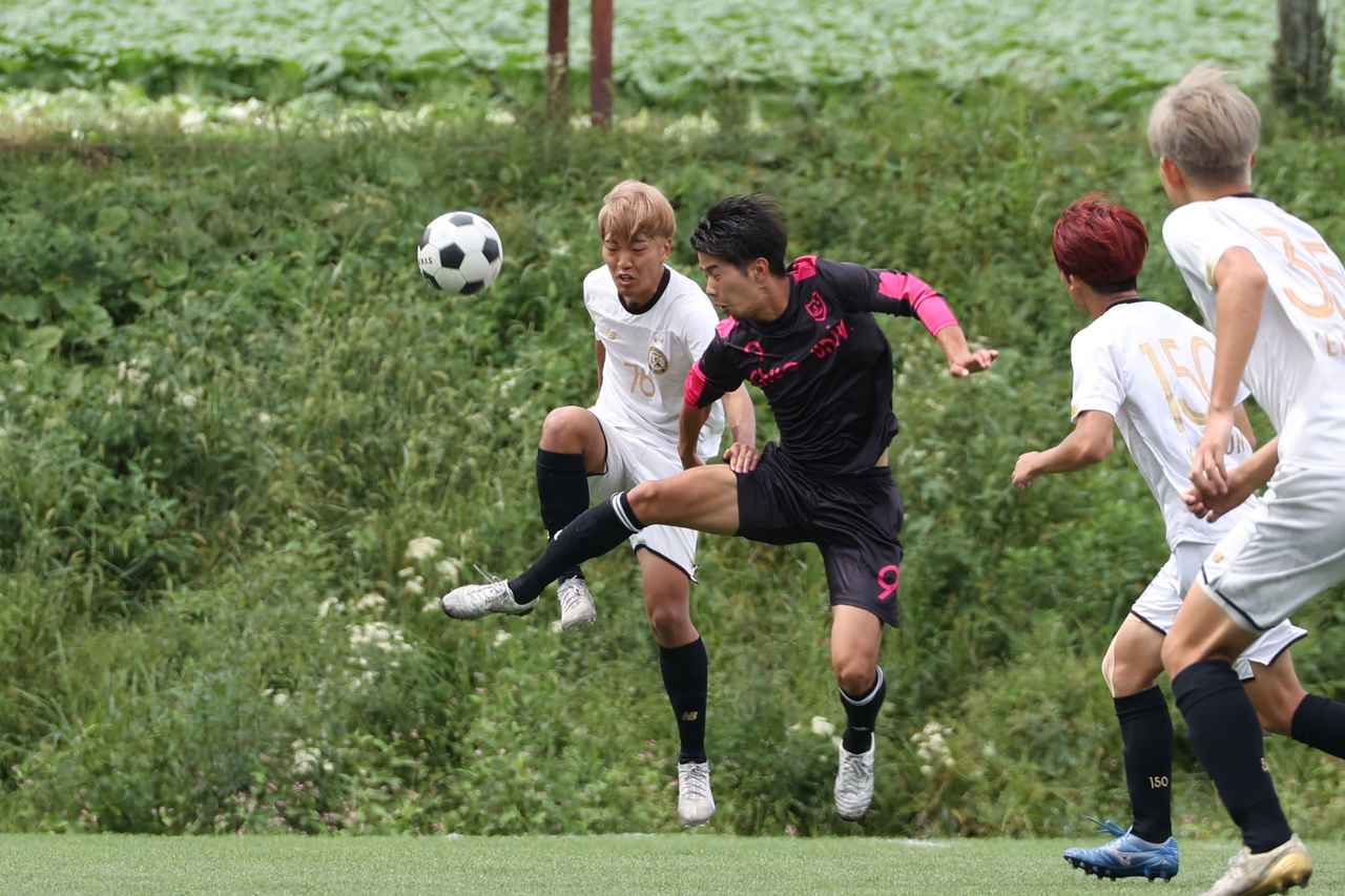 画像 : 17番目の画像 - 【写真】明治学院大学白金FC(白)と同志社大学三ツ葉キッカーズA(黒)、慶應義塾大学理工学部体育会サッカー部B(白)とFCもこもこ高幡不動店(黒)などが対戦した準々決勝(写真◎石倉利英) - サッカーマガジンWEB