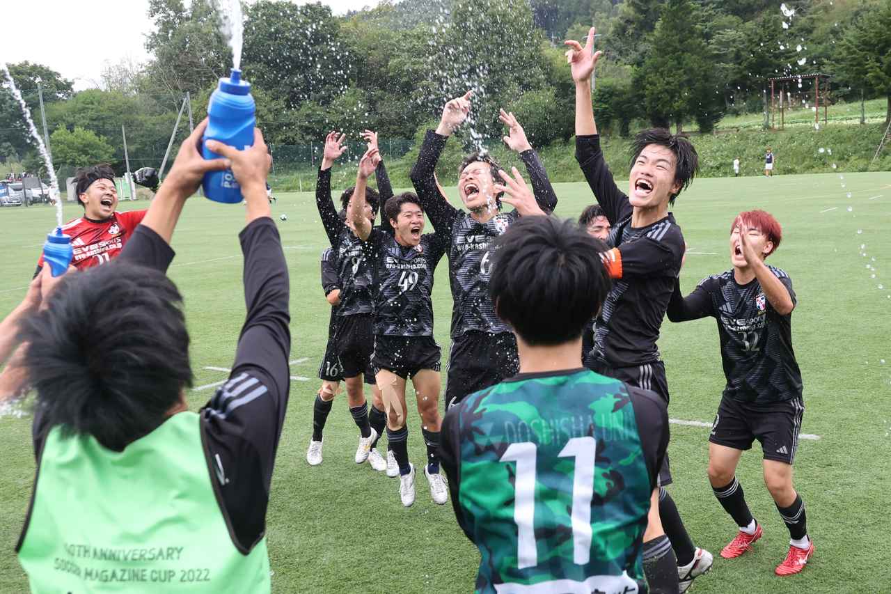 画像 : 12番目の画像 - 【写真】明治学院大学白金FC（白）と同志社大学三ツ葉キッカーズA（黒）、慶應義塾大学理工学部体育会サッカー部B（白）とFCもこもこ高幡不動店（黒）などが対戦した準々決勝（写真◎石倉利英） - サッカーマガジンWEB