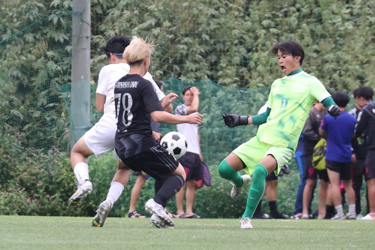 画像 : 7番目の画像 - 【写真】明治学院大学白金FC（白）と同志社大学三ツ葉キッカーズA（黒）、慶應義塾大学理工学部体育会サッカー部B（白）とFCもこもこ高幡不動店（黒）などが対戦した準々決勝（写真◎石倉利英） - サッカーマガジンWEB