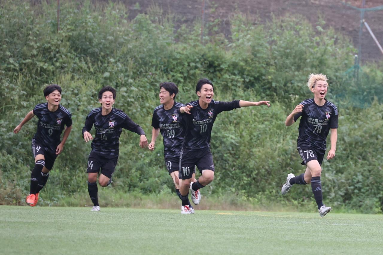 画像 : 8番目の画像 - 【写真】明治学院大学白金FC（白）と同志社大学三ツ葉キッカーズA（黒）、慶應義塾大学理工学部体育会サッカー部B（白）とFCもこもこ高幡不動店（黒）などが対戦した準々決勝（写真◎石倉利英） - サッカーマガジンWEB