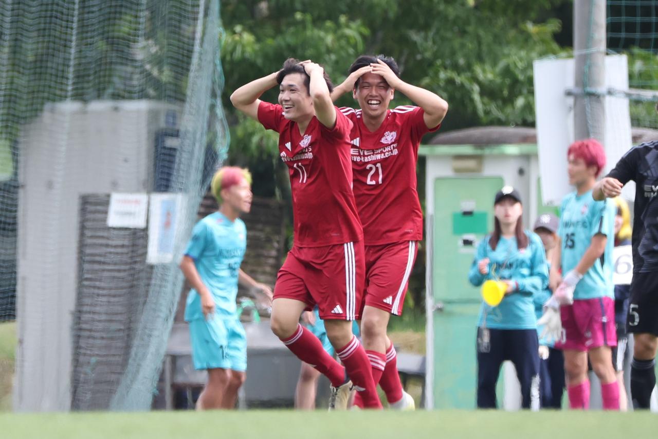 画像 : 10番目の画像 - 【写真】同志社大学三つ葉キッカーズA（黒）と奥ヤマンチェスター夢テッ斗（赤）、早稲田大学HUMAN FC A（水色）とFCもこもこ高幡不動店（黒）が対戦した準決勝（写真◎高野徹） - サッカーマガジンWEB