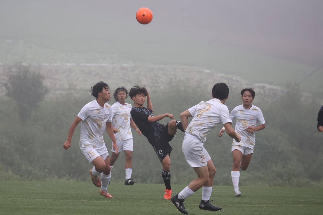 画像 : 4番目の画像 - 【写真】明治学院大学白金FC(白)と同志社大学三ツ葉キッカーズA(黒)、慶應義塾大学理工学部体育会サッカー部B(白)とFCもこもこ高幡不動店(黒)などが対戦した準々決勝(写真◎石倉利英) - サッカーマガジンWEB
