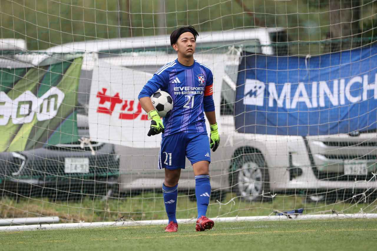 画像 : 4番目の画像 - 【写真】PK戦の先攻6人目でキックを止めた木塚は、そのままボールを持って後攻のキッカーに。左下に蹴り込み、チームメイトと抱き合って喜んだ（写真◎高野徹、石倉利英） - サッカーマガジンWEB