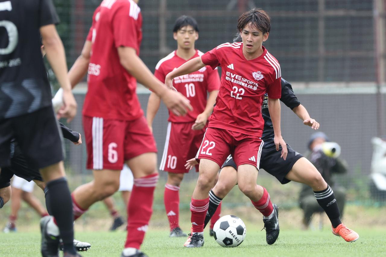 画像 : 2番目の画像 - 【写真】同志社大学三つ葉キッカーズA(黒)と奥ヤマンチェスター夢テッ斗(赤)、早稲田大学HUMAN FC A(水色)とFCもこもこ高幡不動店(黒)が対戦した準決勝(写真◎高野徹) - サッカーマガジンWEB